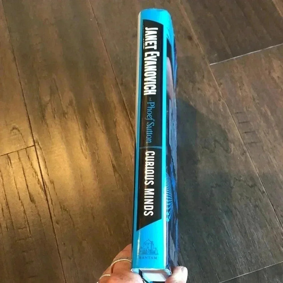 Janet Evanovich Curious Minds Book - never read - Excellent condition - Picture 2 of 5